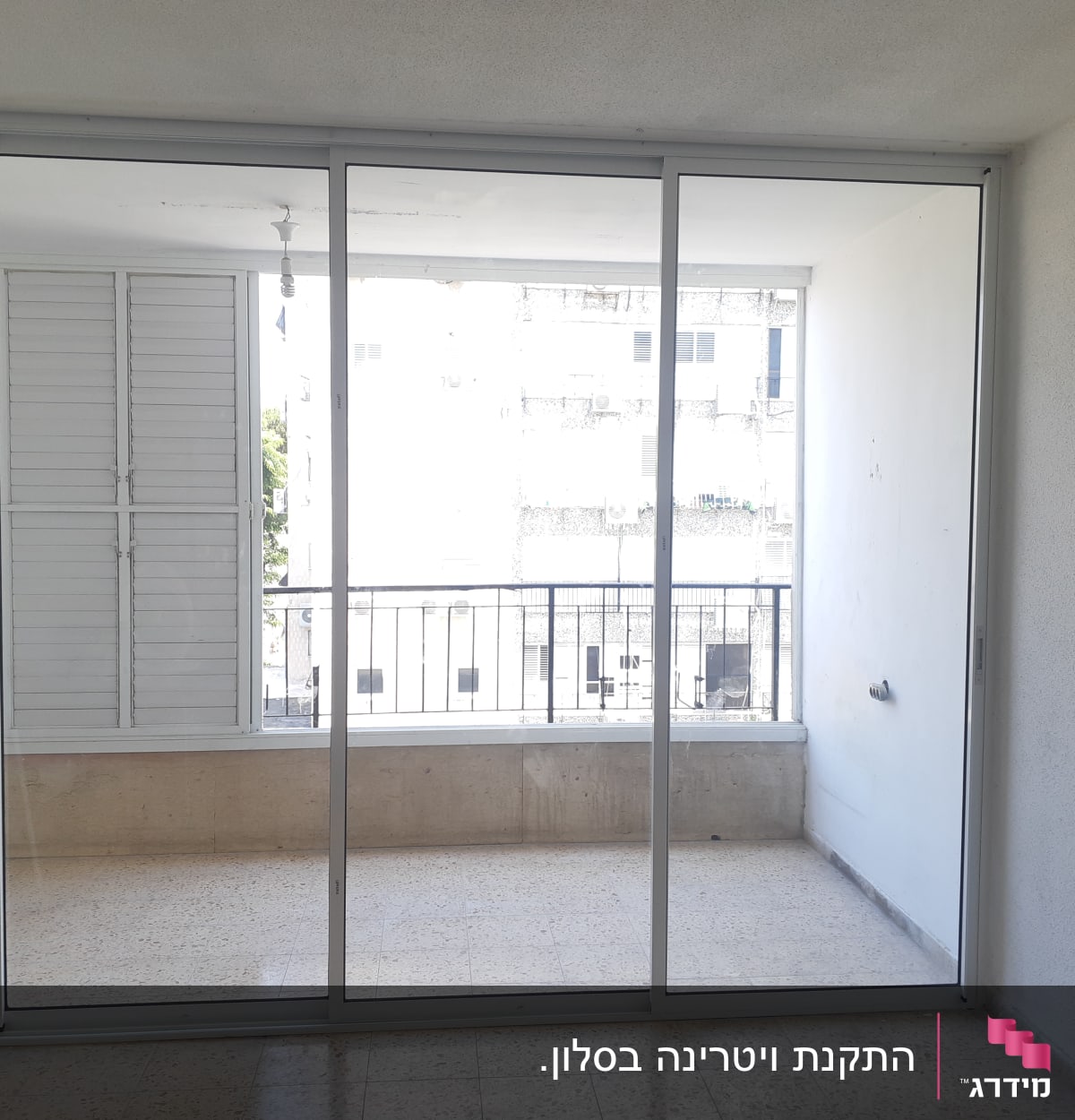 דלת הזזה מאלומיניום עם מסגרת זכוכית